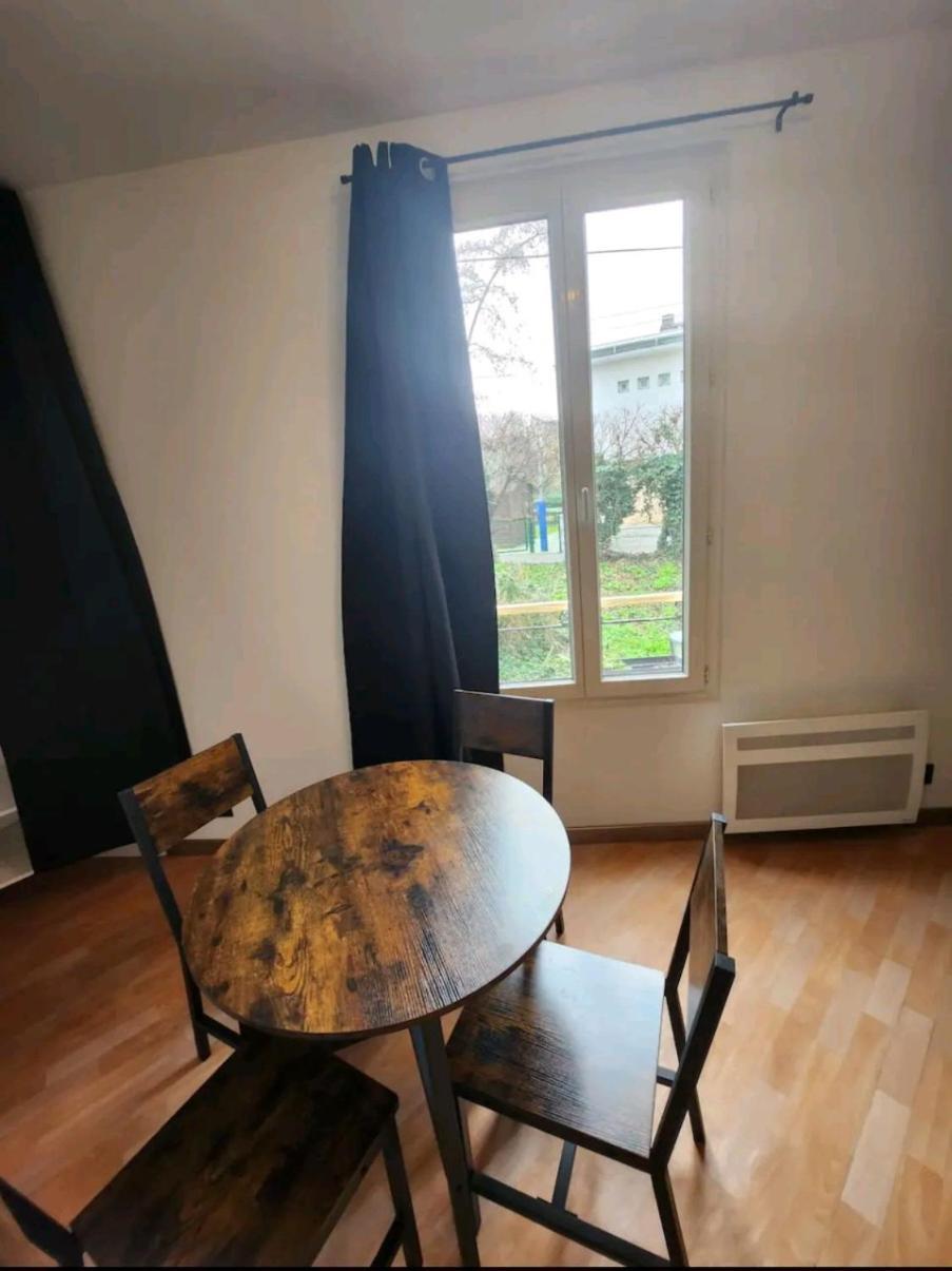 Tres Beau 2 Pieces A 400M De Paris Apartment Жантили Екстериор снимка